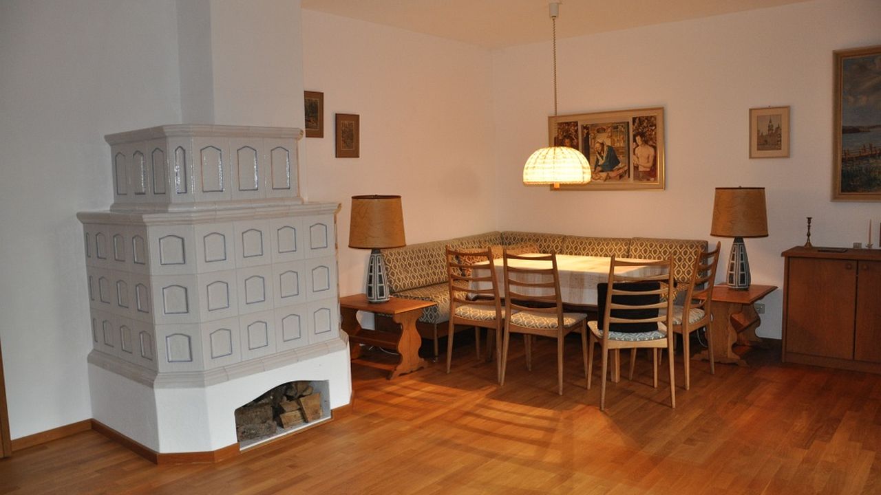 Wohnzimmer mit Sitzecke und Kachelofen Wohnzimmer mit Sitzecke und Kachelofen